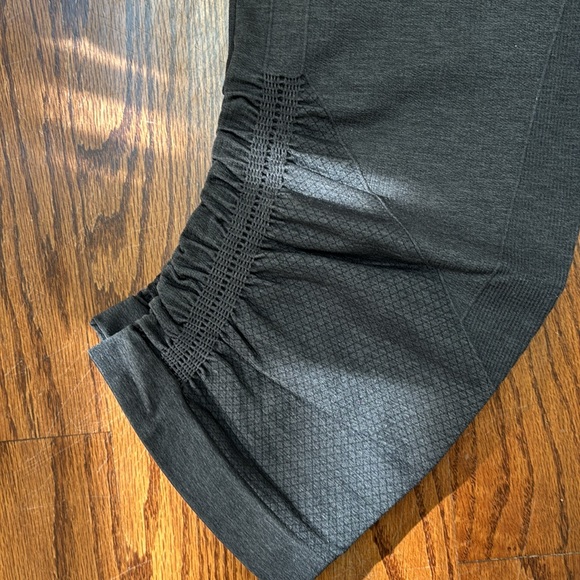 Lululemon cropped leggings with ruching, size 8 - Picture 4 of 4